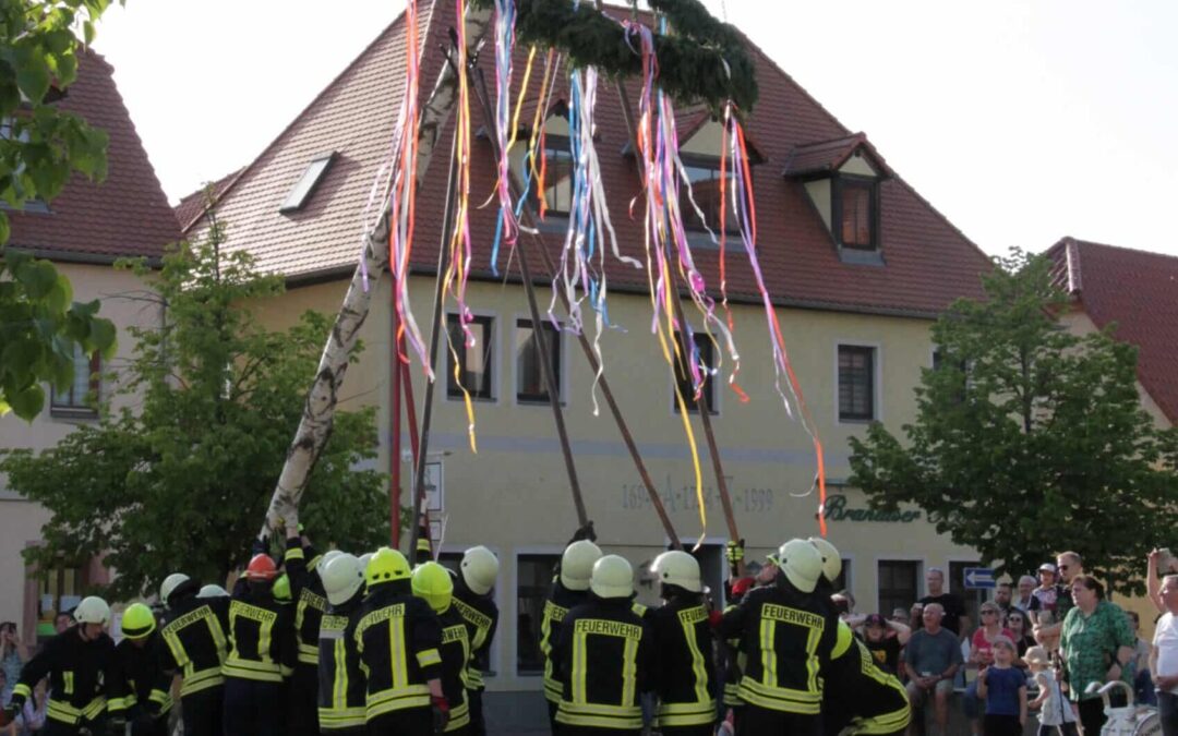 Maibaumsetzen mit Musik